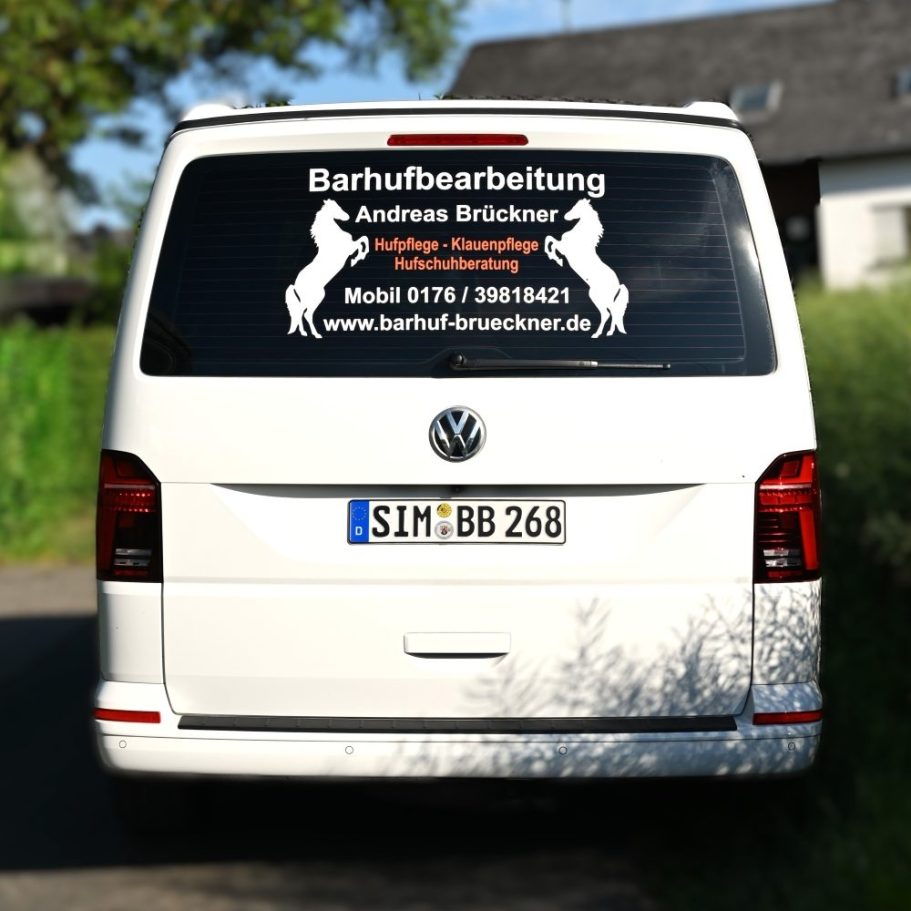 Andreas Brückner - Hufpfleger, Hufschuhberater, Klauenpfleger Weißer VW-Bus mit Aufschrift: Barhufbearbeitung Andreas Brückner