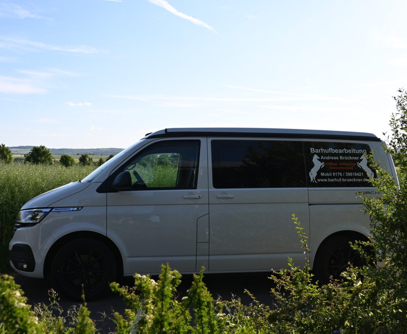 Brückner Barhufbearbeitung – Einsatzgebiete & Terminvergabe Weißer VW Bus mit der Aufschrift Barhufbearbeitung Andres Brückner
